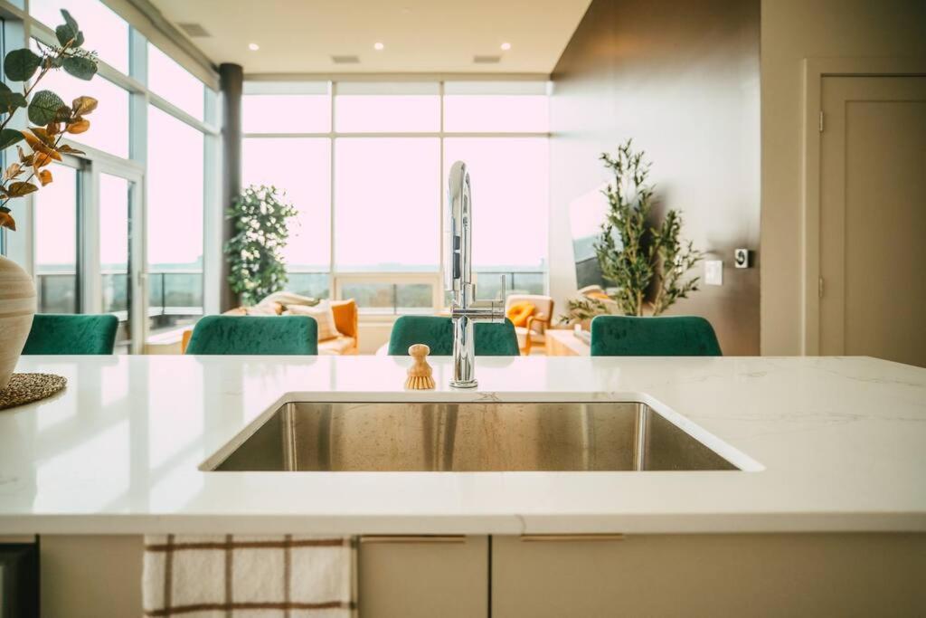 New - Luxury 2Br Penthouse Apt In Central Халифакс Екстериор снимка